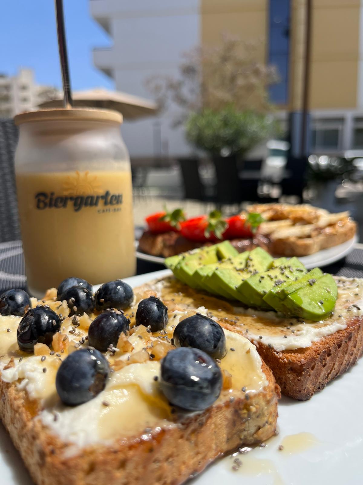 Brunch artesanal com tostadas e café Biergarten